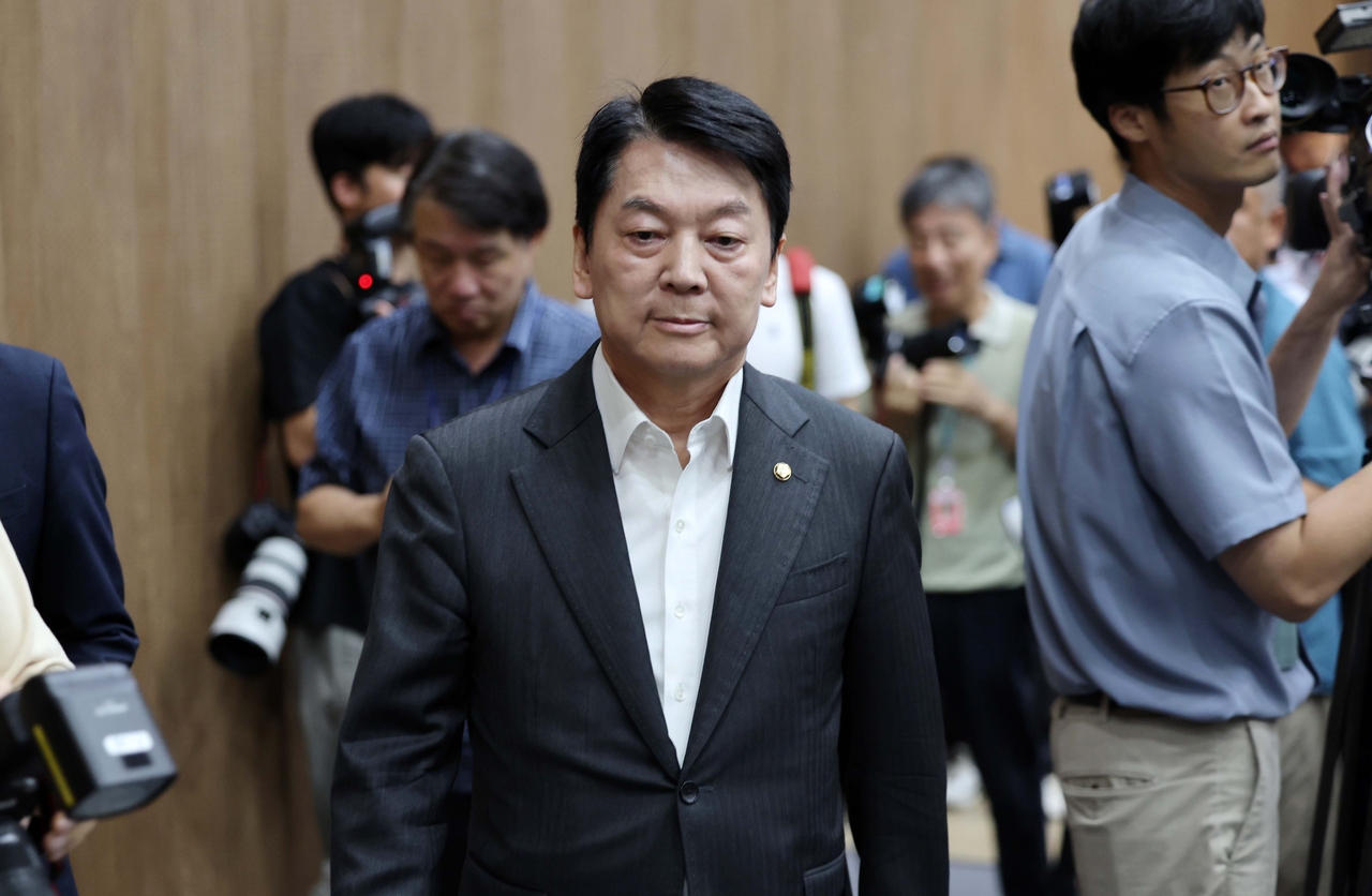 Rep. Ahn Cheol-soo of the People Power Party walks to a press conference at the National Assembly in Yeouido, Seoul, Monday, to announce his resignation as head of the party's reform committee and his bid for party leader. (Lee Sang-sub/The Korea Herald)