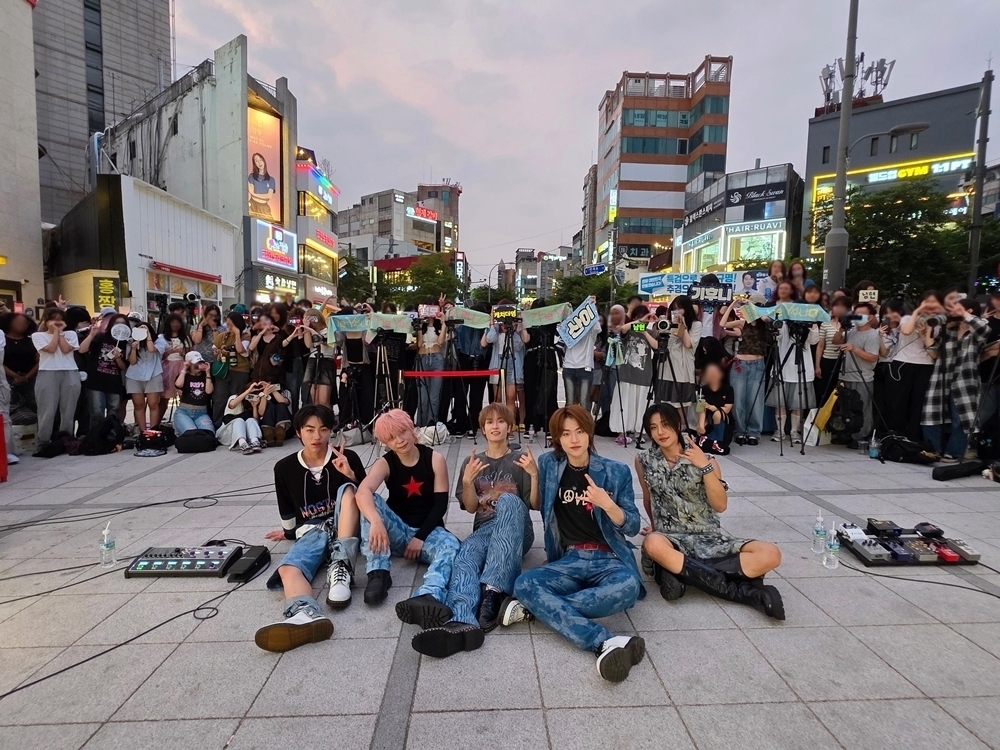 [사진 = 에버모어엔터테인먼트 제공]