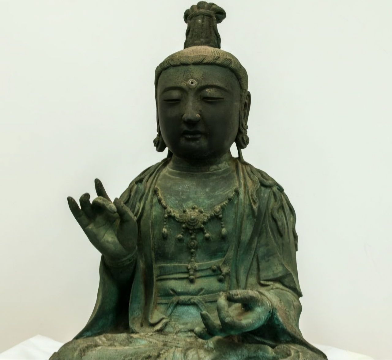 Gilt-bronze Seated Avalokitesvara Bodhisattva (Buseoksa)
