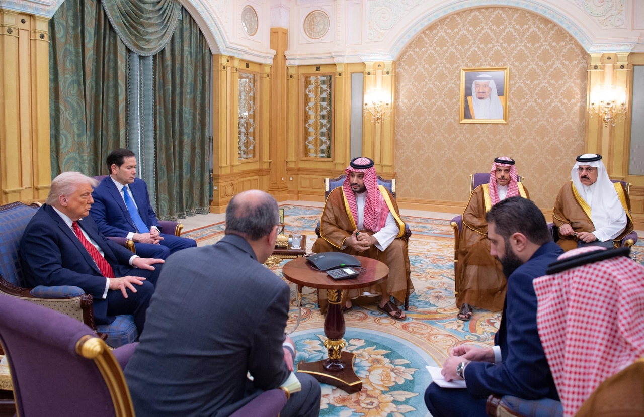 US President Donald Trump (left), Saudi Crown Prince and Prime Minister Mohammed bin Salman Al Saud (center) and Syrian interim leader Ahmed al-Sharaa (right front) attend a meeting in Riyadh, Saudi Arabia, Wednesday. (Xinhua-Yonhap)