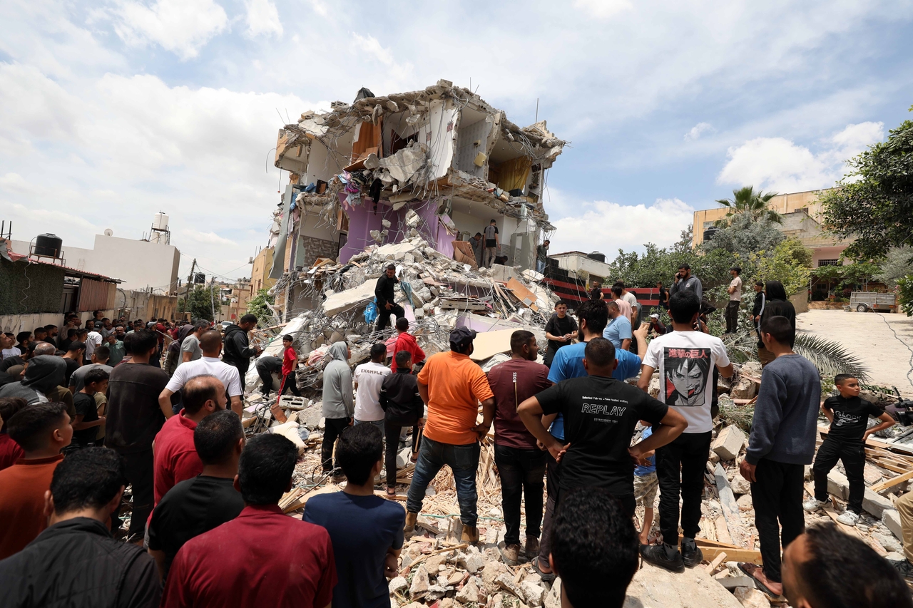 Palestinians inspect the rubble of a demolished building after an Israeli operation in the West Bank town of Tammun, on Thursday.   (Xinhua-Yonhap)
