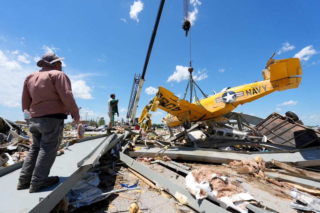 An airplane is pulled from the rubble of a destroyed hangar at London-Corbin Airport after an overnight tornado in London, Kentucky, Saturday.   (Reuters-Yonhap)