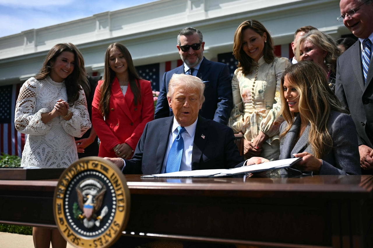 US President Donald Trump (center) and first lady Melania Trump (right) look on after signing the "Take It Down Act" in the Rose Garden of the White House in Washington, Monday.   (AFP-Yonhap)