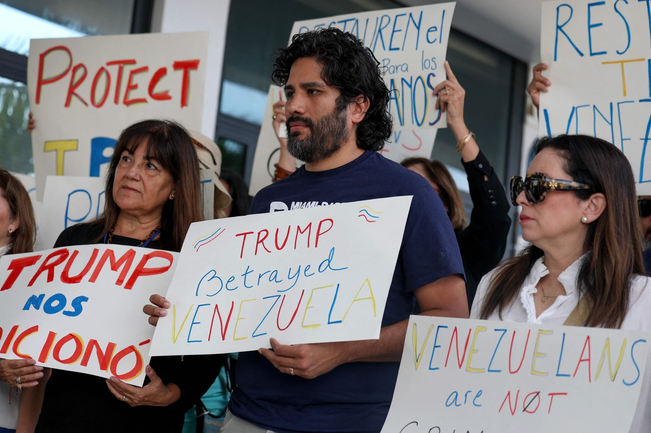People rally in support of a resolution to reinstate temporary protection for Venezuelans, in Miami, Florida, Feb. 13.   (AFP-Yonhap)