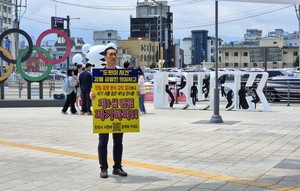 Bereaved father's solo protest