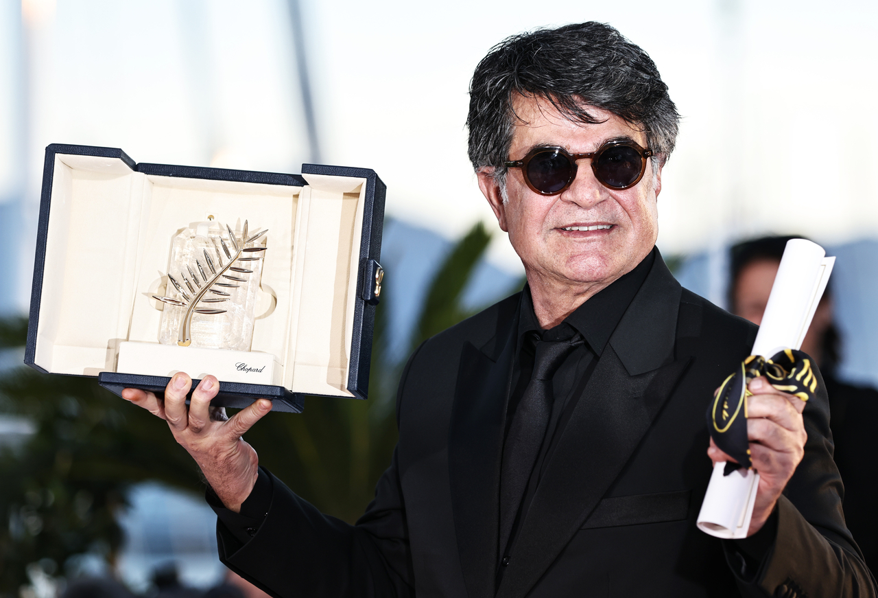Iranian director Jafar Panahi poses with the trophy during a photocall at the Cannes Film Festival in Cannes, France, Saturday. (Xinhua-Yonhap)
