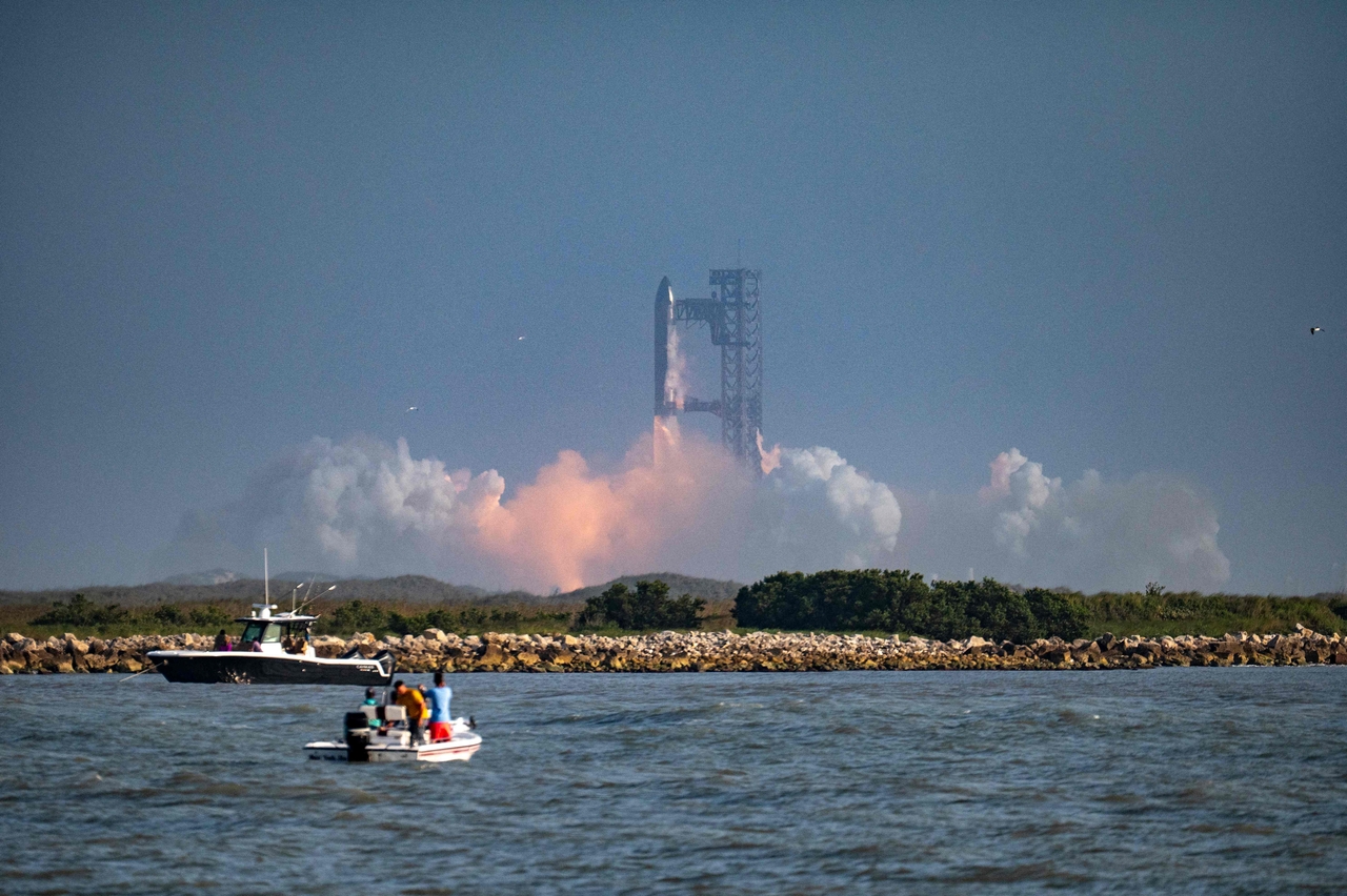 The SpaceX Starship rocket launches from Starbase, Texas, as seen from South Padre Island on Tuesday.    (AFP-Yonhap )