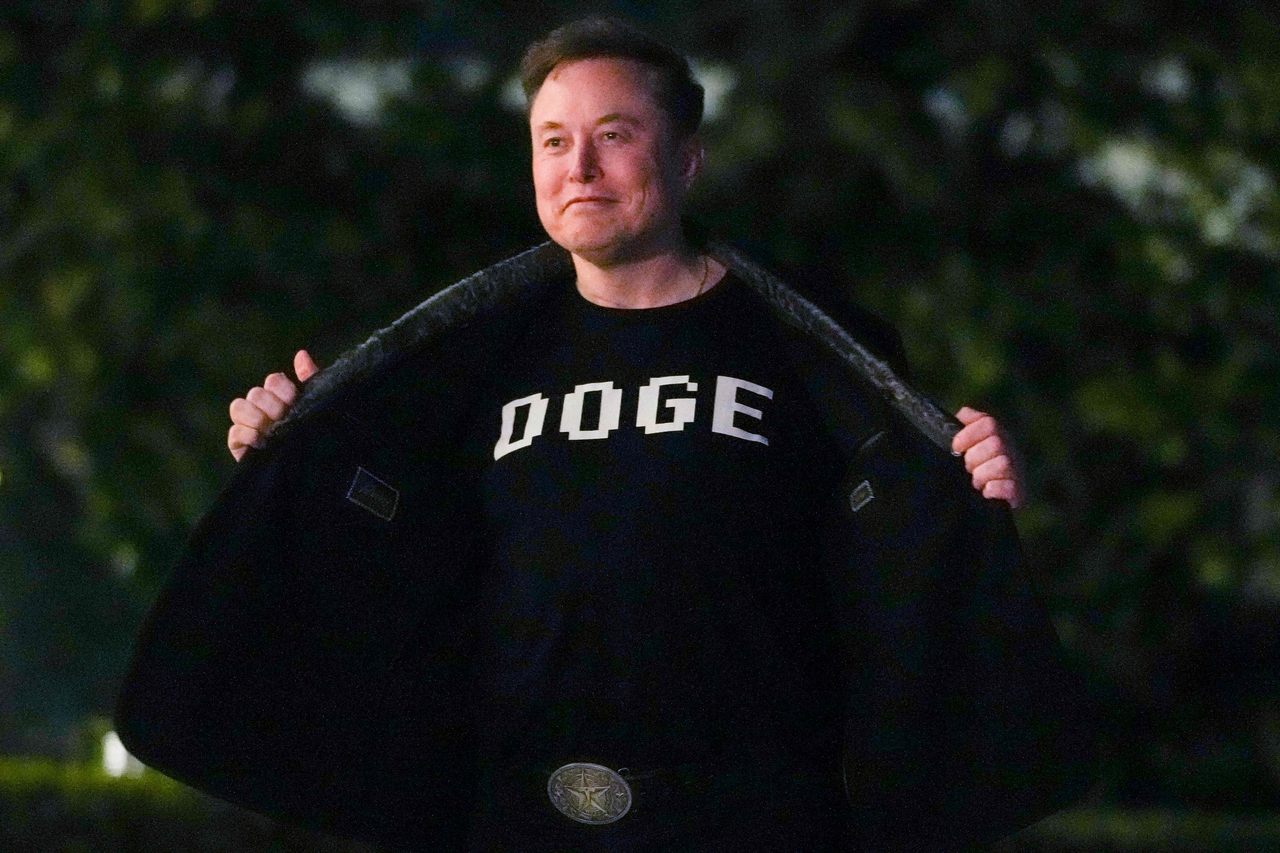 Elon Musk shows off a shirt that says "DOGE," at the white House in Washington in March. (AFP-Yonhap)