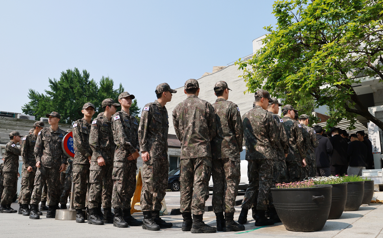 Military servicemembers wait to cast their ballots at a early voting station in Samcheong-dong Community Center, Jongno-gu, Seoul, Thursday. (Yonhap)
