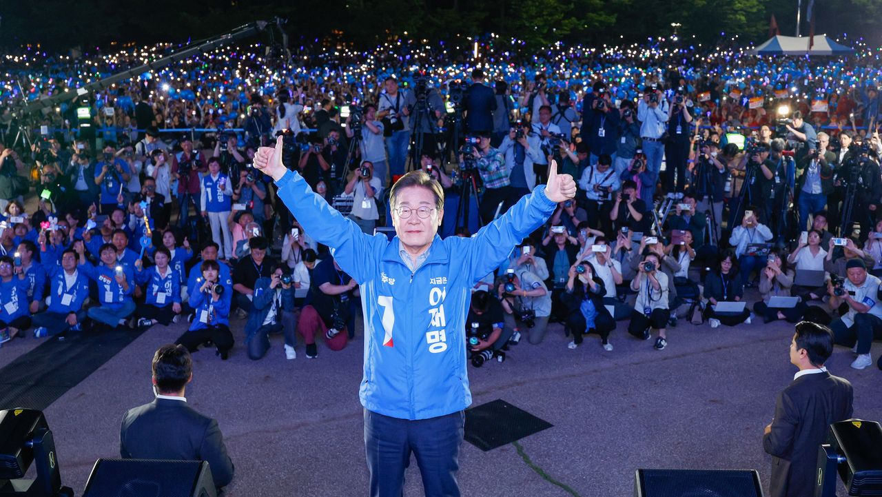 Lee Jae-myung during his final campaign stop in Yeouido, Seoul, on Monday (Yonhap)