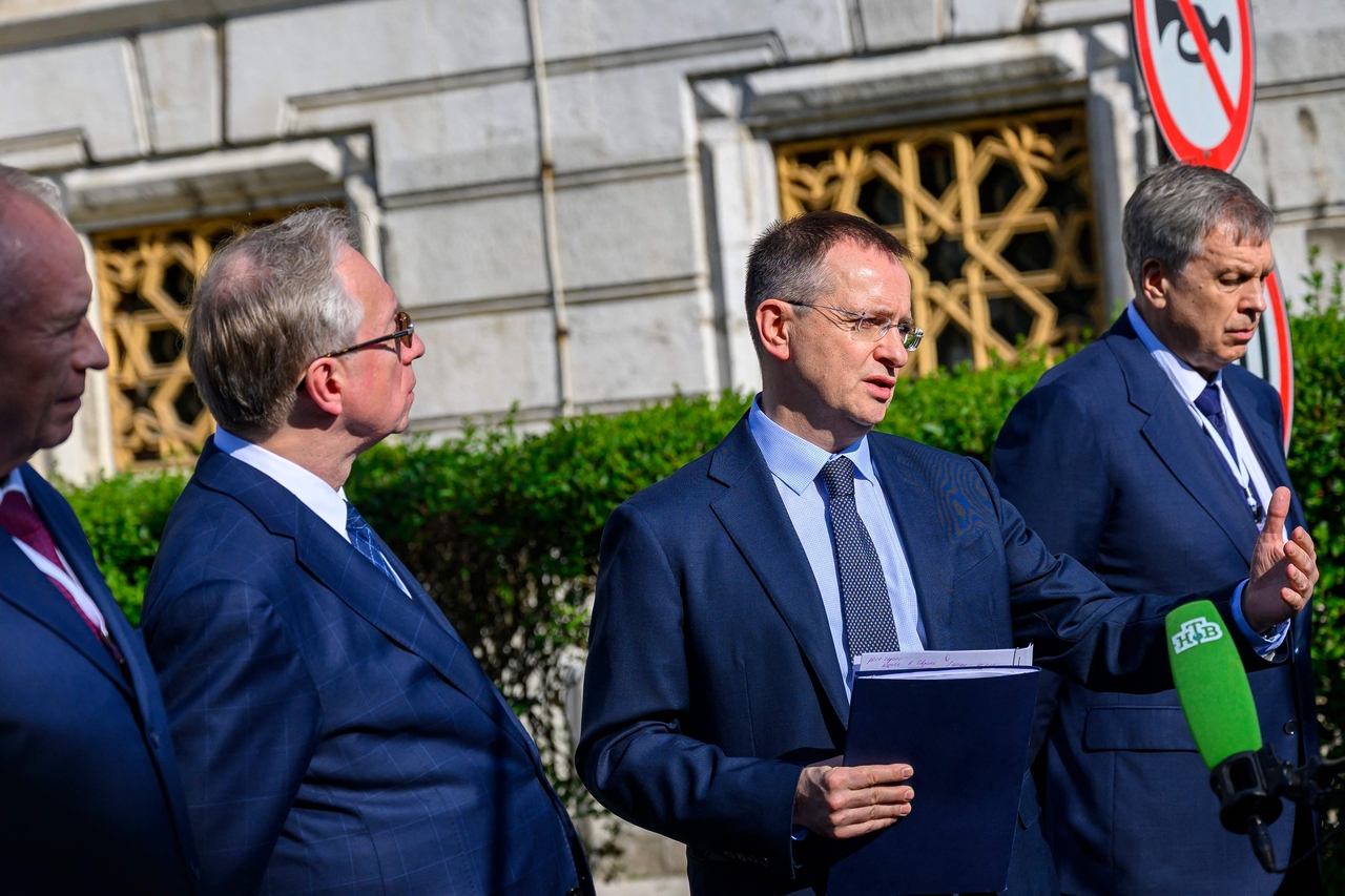 Vladimir Medinsky (second from right), head of the Russian delegation, delivers a statement to the press after talks in Istanbul, Monday. (AFP-Yonhap)