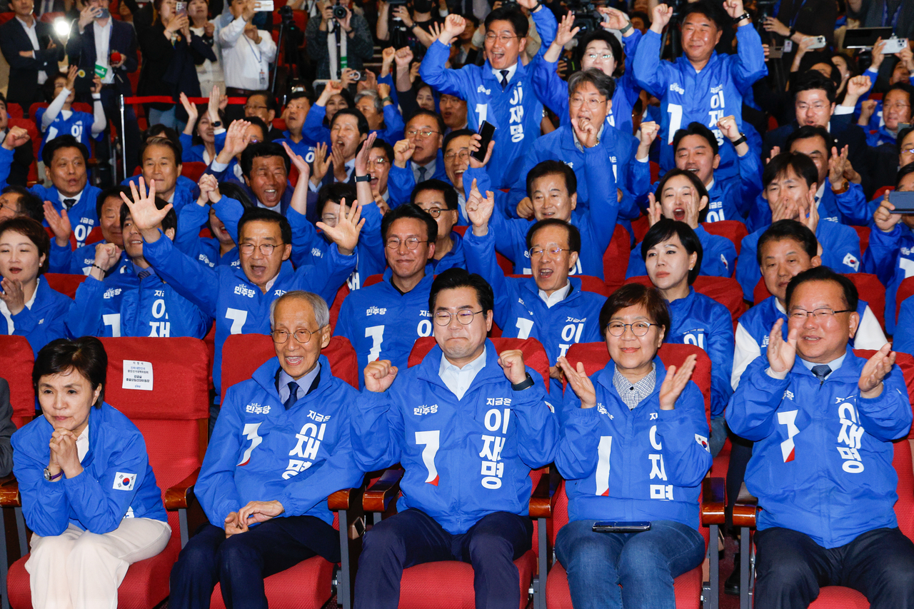 The Democratic Party of Korea’s campaign team reacts to exit poll results projecting a landslide victory for its candidate, Lee Jae-myung, at the National Assembly in Seoul on Tuesday. (Yonhap)