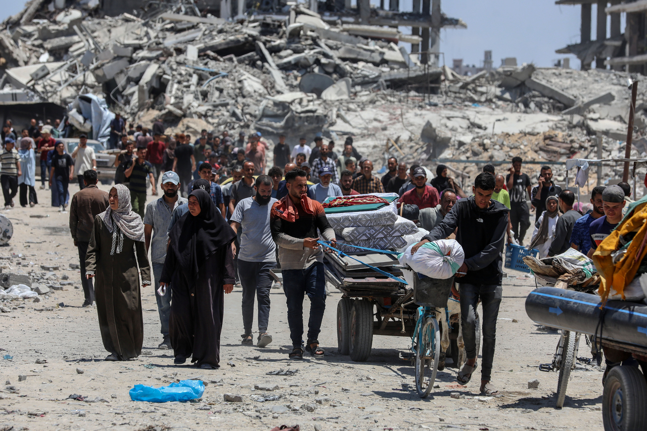 Returning Palestinians are seen in the town of Beit Lahia, northern Gaza Strip, Wednesday. (Xinhua-Yonhap)
