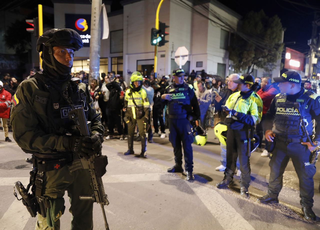 Police stand guard outside the Medicentro hospital where Colombian senator and presidential candidate Miguel Uribe Turbay is being treated after he was shot during a campaign rally in Bogota, Colombia, Saturday.    (AP-Yonhap)