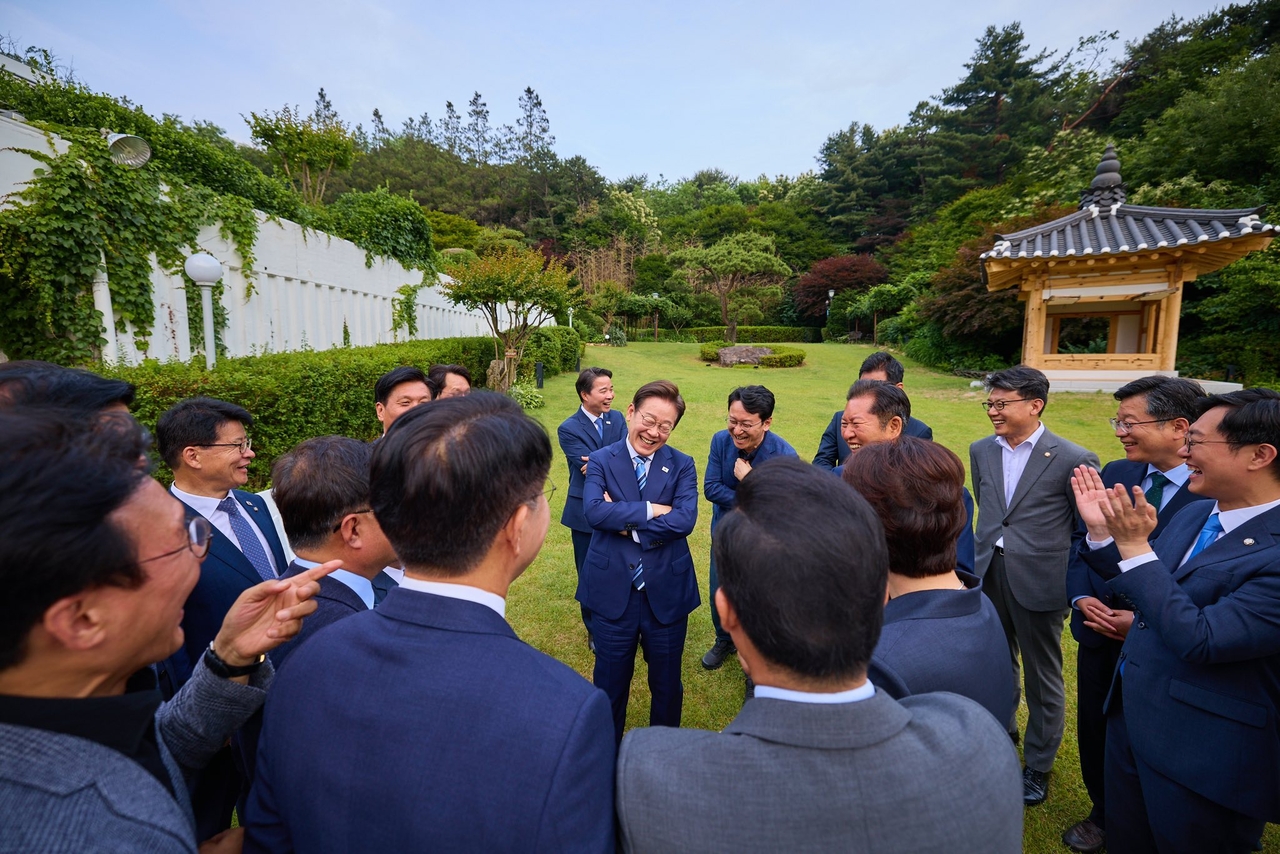 President Lee Jae-myung (center) speaks with senior lawmakers of the ruling Democratic Party of Korea during a post-election dinner at the presidential residence in Hannam-dong, Seoul, Saturday. (Yonhap)