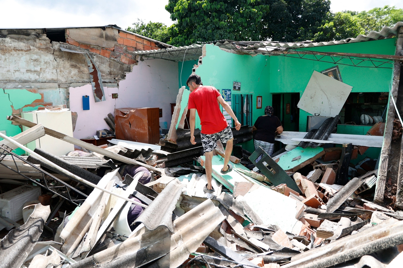 A man walks over the rubble of a house after an earthquake in Paratebueno,  Colombia, Sunday. (AFP-Yonhap)