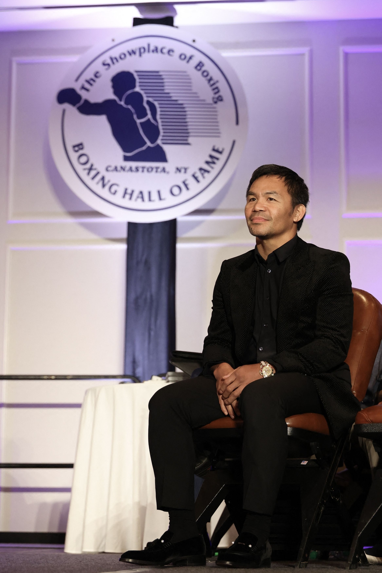 Manny Pacquiao sits on stage at the International Boxing Hall of Fame inductions at the Turning Stone Resort in Verona, New York, Sunday.  　(AFP-Yonhap)