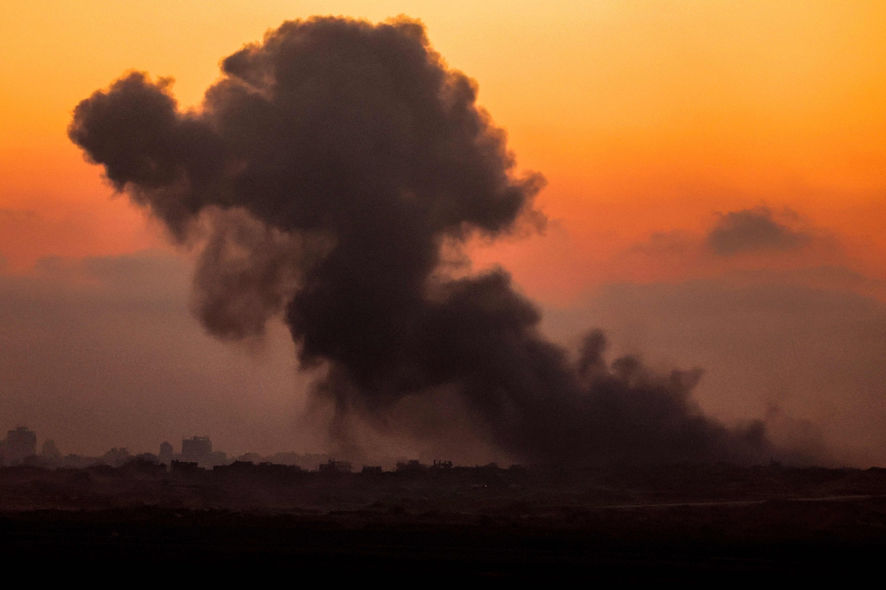 Smoke billowis during an Israeli strike on the besieged Palestinian territory on Wednesday. (AFP-Yonhap)