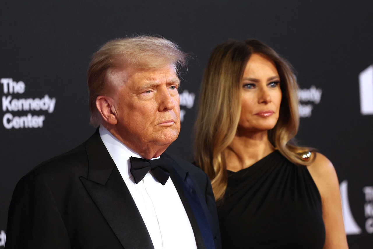 US President Donald Trump (left) and first lady Melania Trump arrive to attend the opening night of "Les Miserables" at the Kennedy Center in Washington, Wednesday.    (AFP-Yonhap)
