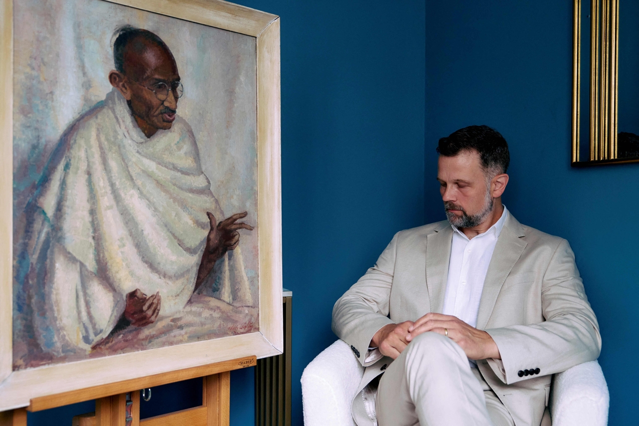Caspar Leighton poses with a painting of Mahatma Gandhi, at Bonhams auction house in London, Monday.    (AFP-Yonhap)