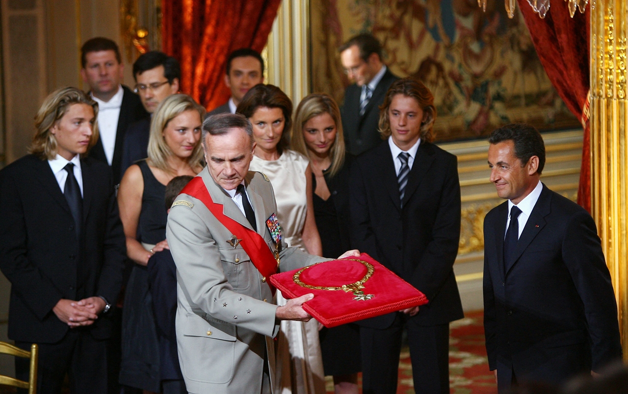 Nicolas Sarkozy (right) is awarded “Grand Maitre” in the Order of the Legion of Honor, at the Elysee Presidential Palace in Paris, May 16, 2007.   (AFP-Yonhap)