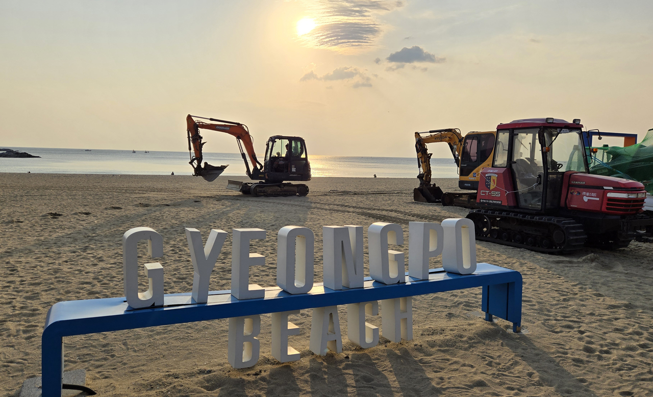 Heavy machinery is used to level the sand at Gyeongpo Beach in Gangneung, Gangwon Province, ahead of its scheduled opening on June 28 — the first beach in the eastern tourist hotspot to open for the summer vacation season. (Yonhap)