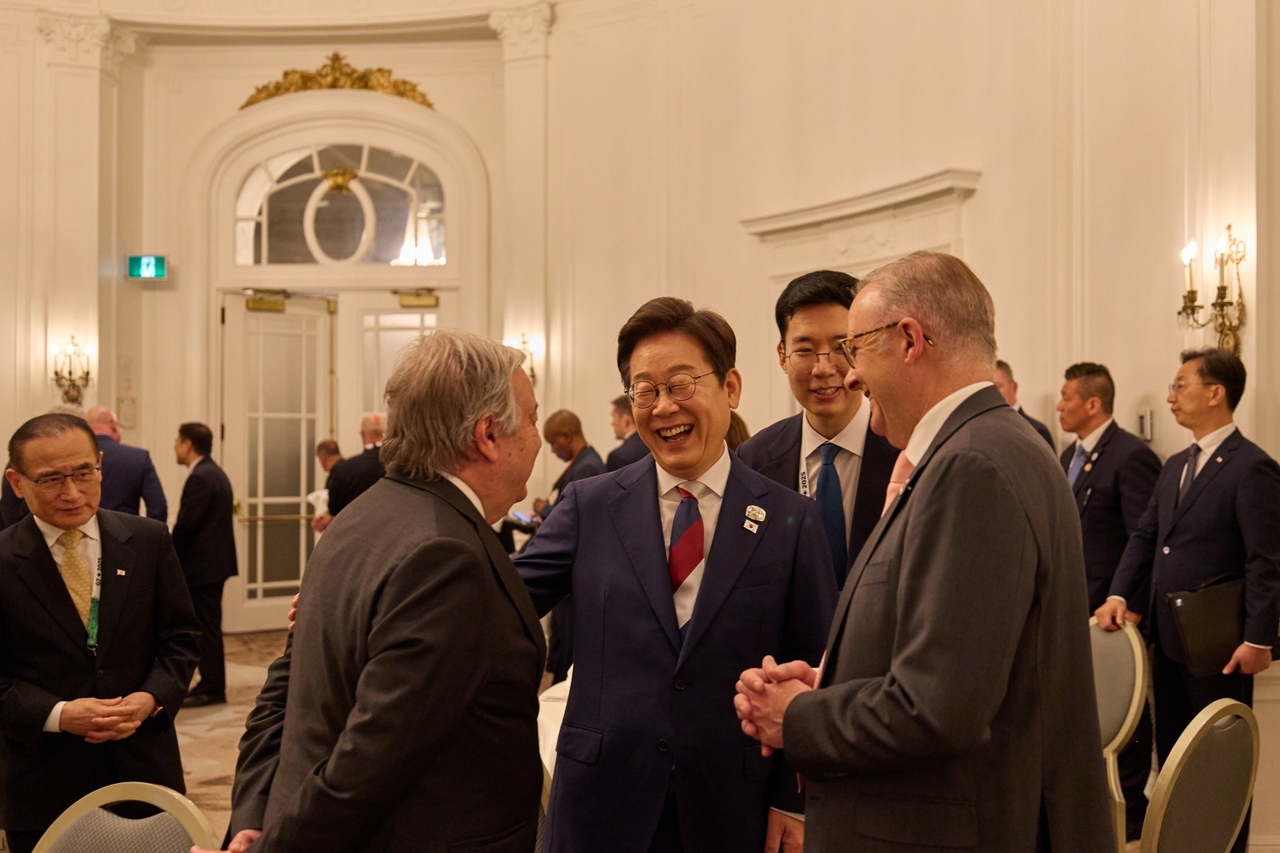 President Lee (center) attends the reception ceremony hosted by Canada on Monday.