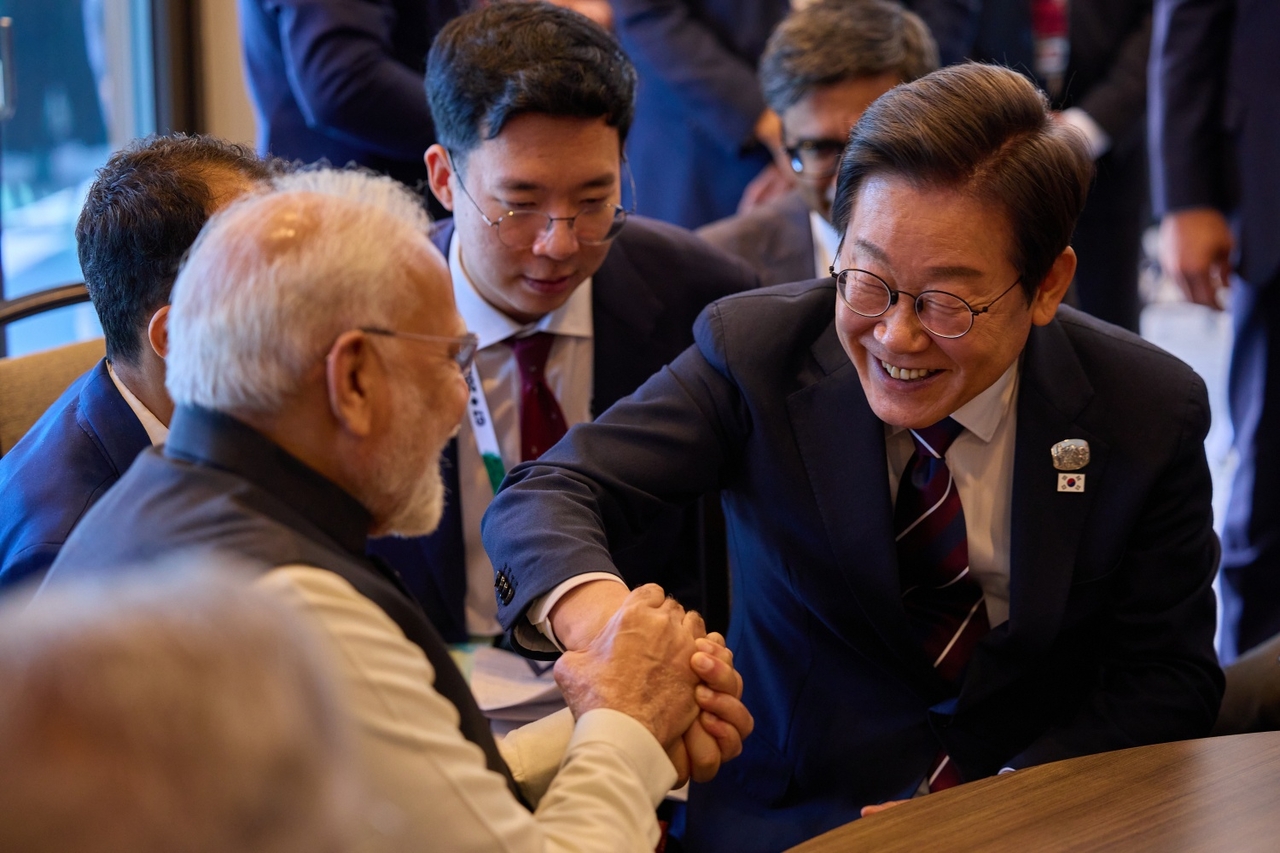 President Lee shaking hands with Indian Prime Minister Narendra Modi (Yonhap)