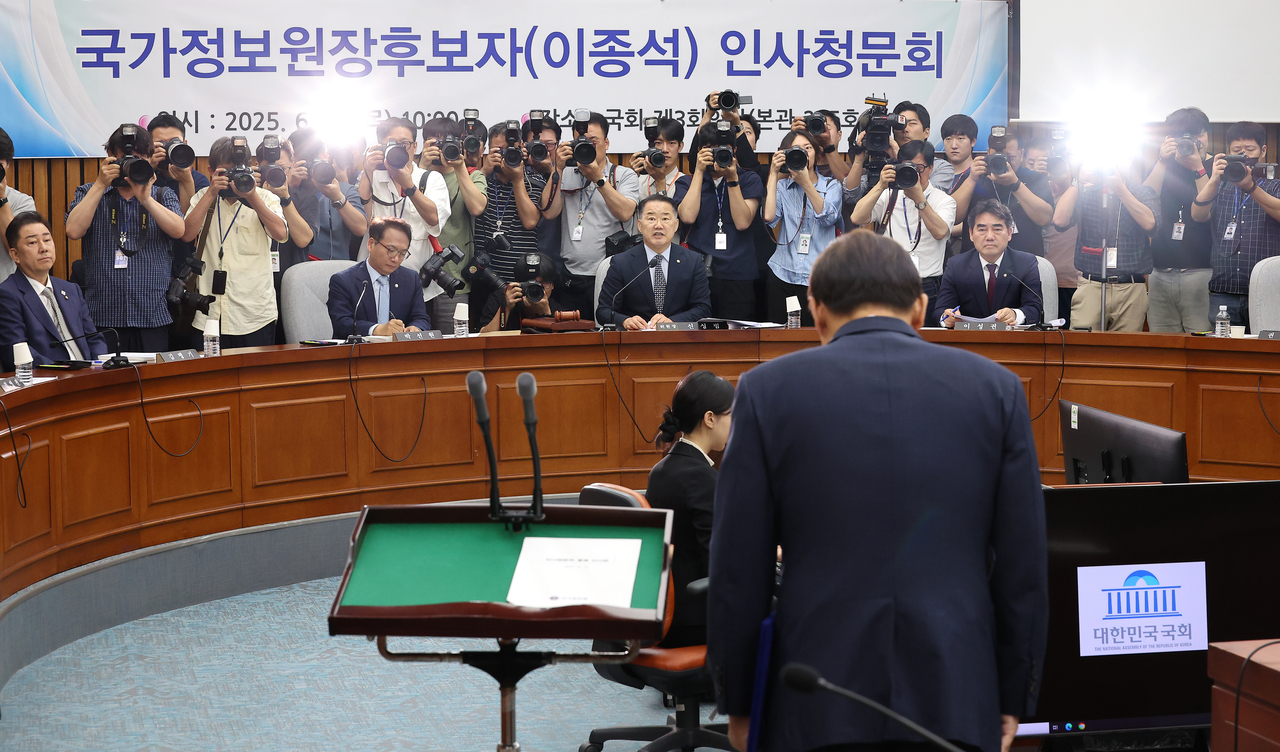 Lee Jong-seok, President Lee Jae Myung's pick to head the National Intelligence Service, bows in front of members of the parliamentary intelligence committee ahead of his confirmation hearing at the National Assembly in Seoul on Thursday. (Yonhap)