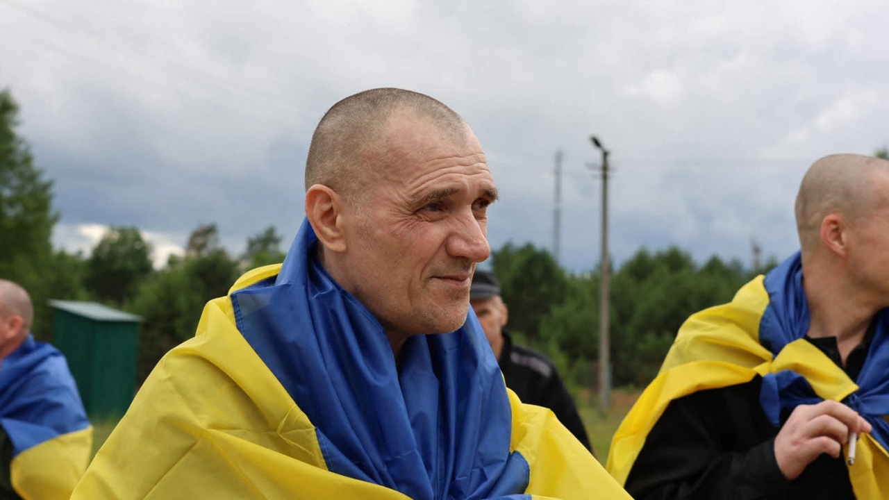A Ukrainian prisoner of war arrives at an undisclosed location in Ukraine, Friday.   (AFP-Yonhap)