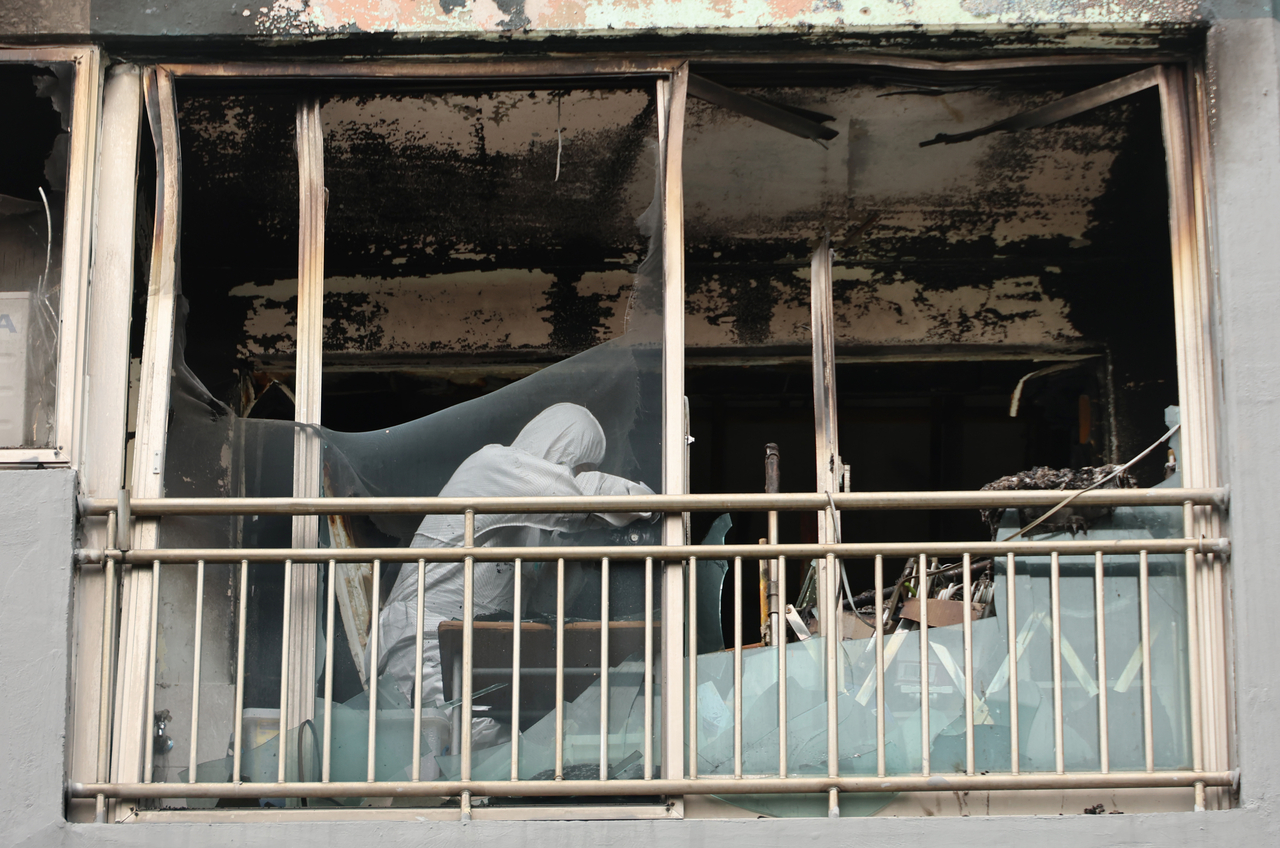 Fire authorities, police, and other related agencies are conducting a joint investigation at an aparment unit where a fire broke out early Monday. (Yonhap)