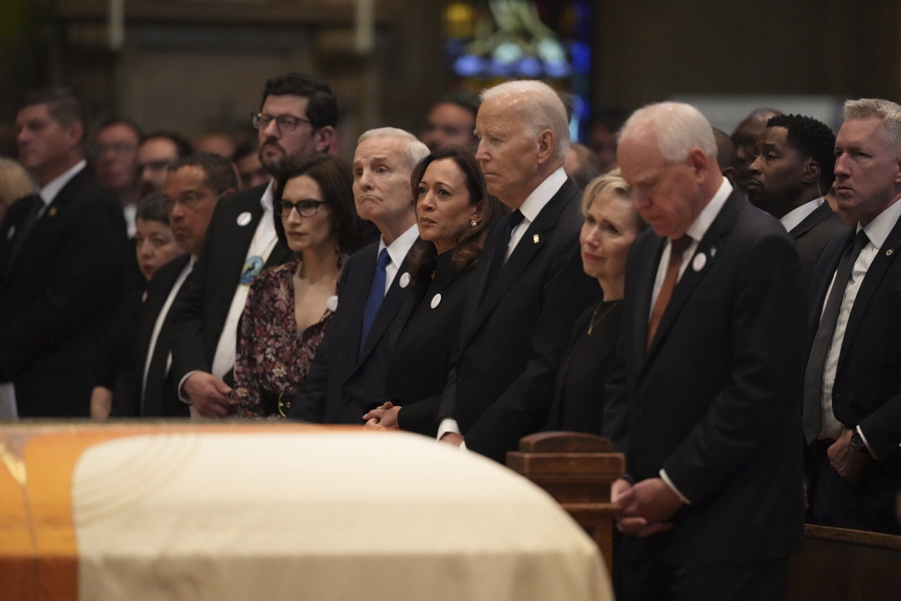 From left: Minnesota attorney general Keith Ellison, Tom Weber, Lt. Gov. Peggy Flanagan, former Minnesota Gov. Mark Dayton, former US Vice President Kamala Harris, former US President Joe Biden, Gwen Walz and Minnesota Gov. Tim Walz attend funeral services for Mark and Melissa Hortman at the Basilica of St. Mary in Minneapolis, Minnesota, Saturday.    (AP-Yonhap)