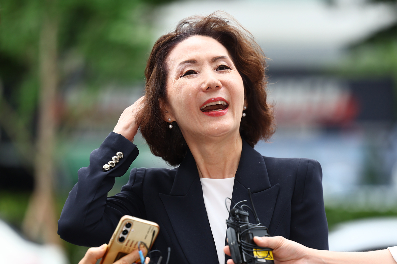 이진숙 사회부총리 겸 교육부 장관 토토사이트 위치가 30일 오전 서울 여의도 한국교육시설안전원에 마련된 인사청문회 준비 사무실로 출근하며 취재진과 질의응답하고 있다. [연합]