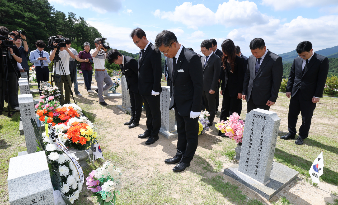 Investigators from the special counsel team pay tribute to the late Cpl. Chae Su-geun at Daejeon National Cemetery, in Daejeon, Tuesday. (Yonhap)