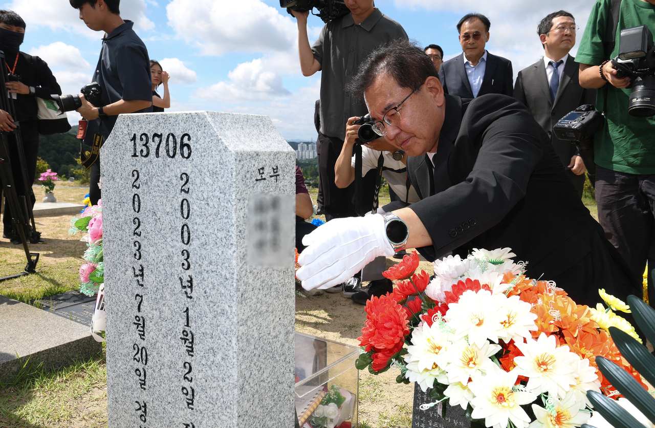 Special Prosecutor Lee Myeong-hyeon pays tribute at the grave of Marine Cpl. Chae Su-geun, who died during a search and rescue mission in July 2023, at the National Cemetery in Daejeon on Tuesday, marking the official launch of the special investigation. (Yonhap)