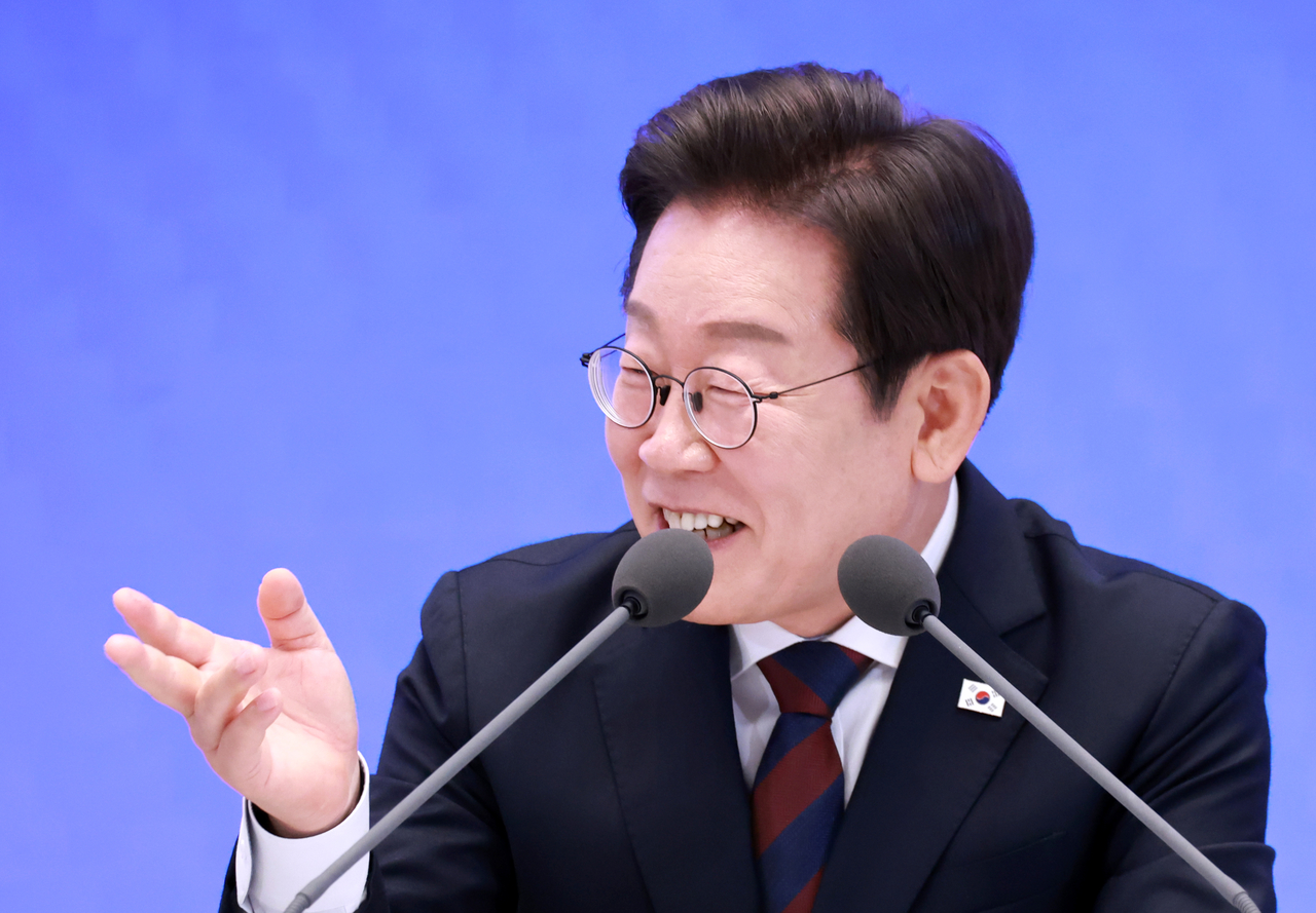 President Lee Jae-myung's Approval Rating Hits 64% in Recent Poll