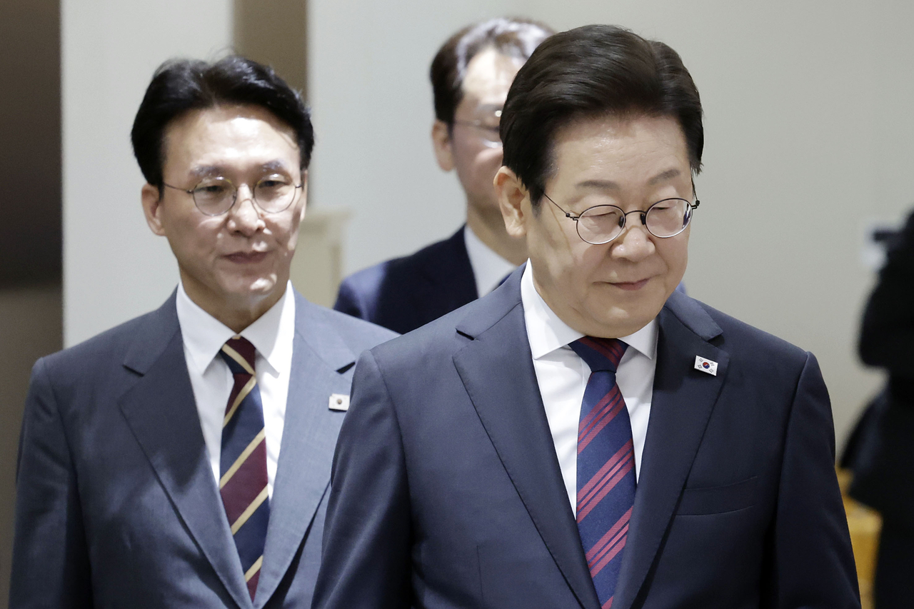 President Lee Jae Myung (right) and Prime Minister Kim Min-seok (left) enter a Cabinet meeting held at Lee's office in Seoul on Saturday. (Pool photo via Yonhap)