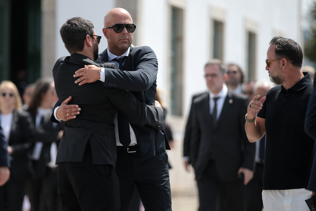 Liverpool FC head coach Arne Slot (center) attends the funeral of Diogo Jota and his brother Andre Silva in Gondomar, Portugal, Saturday. 　 (EPA-Yonhap)