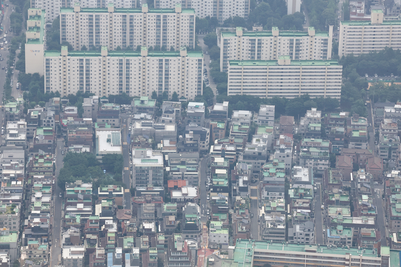 6일 서울 송파구 롯데월드타워 전망대 서울스카이에서 바라본 서울 시내 아파트 및 빌라단지의 모습. [연합]