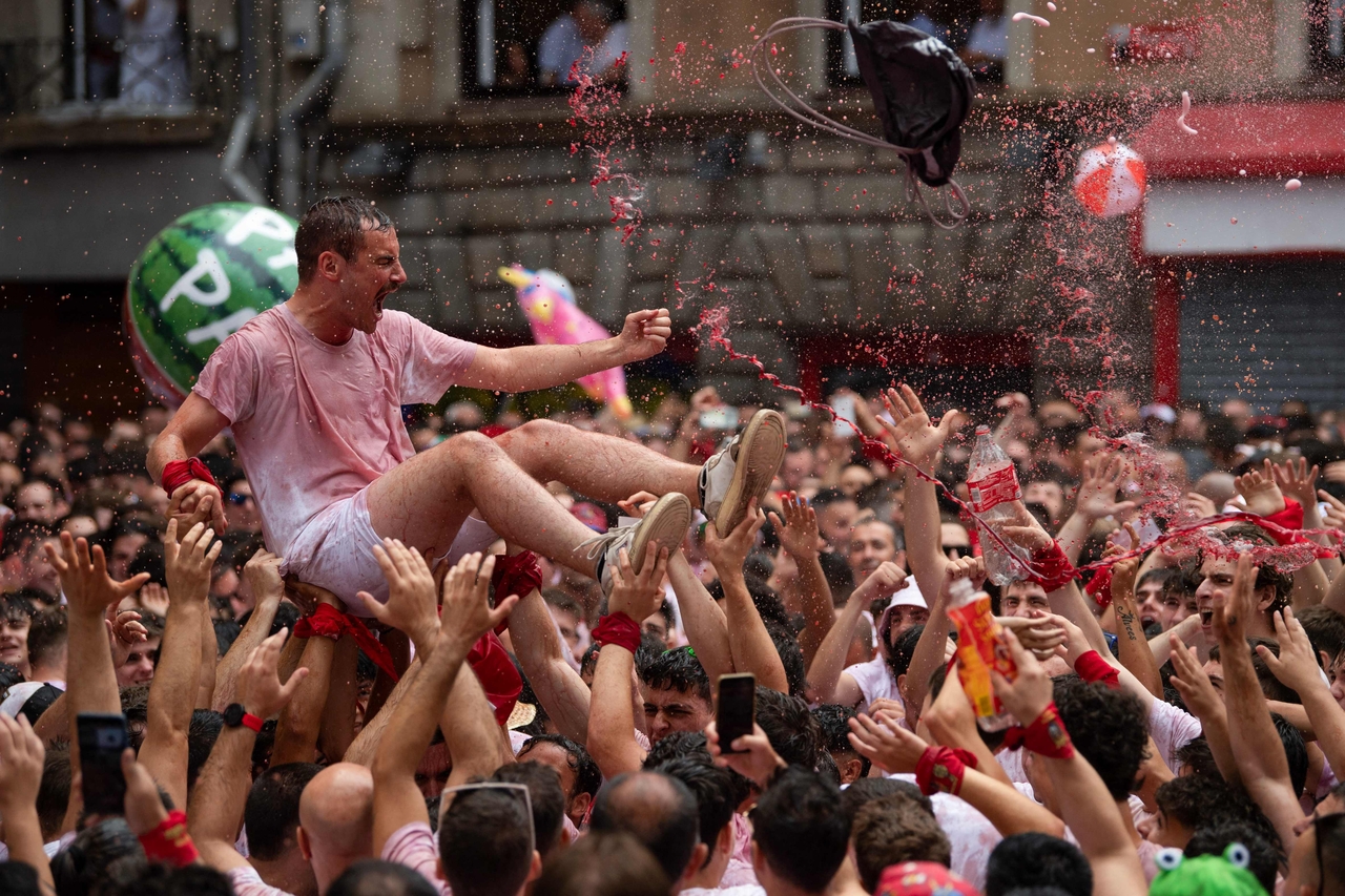 Revellers celebrate the "Chupinazo" (rocket launch) marking the official start of the San Fermin Festival in Plaza Consistorial, outside the Town Hall of Pamplona in northern Spain, Sunday.    (AFP-Yonhap)