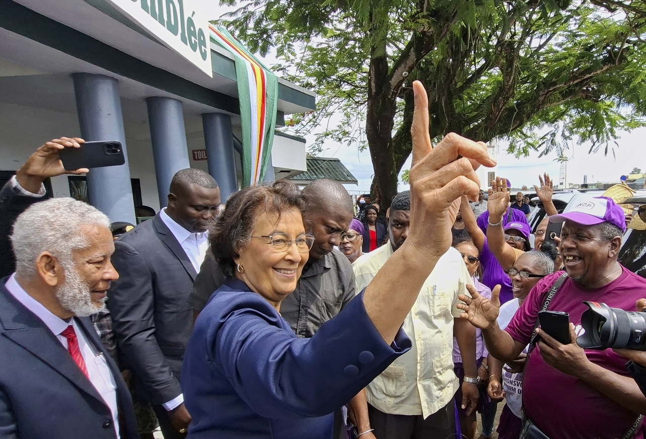 Suriname's President Jennifer Simons (center) greets people in Paramaribo, Suriname, Sunday. (AP-Yonhap)