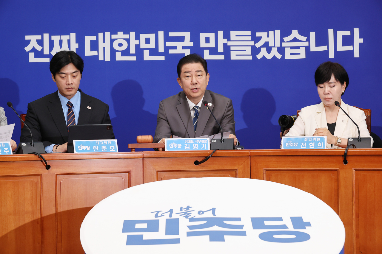 김병기(가운데) 더불어npb 토토사이트당 당대표 직무대행 겸 원내대표가 7일 서울 여의도 국회에서 열린 최고위원회의에서 발언하고 있다. [연합]