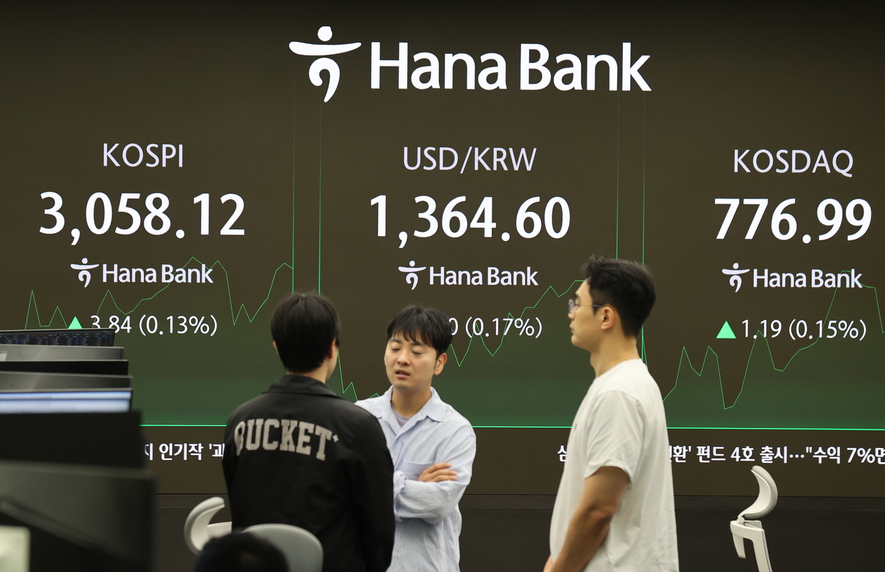 4일 서울 중구 하나은행 본점 딜링룸에서 직원들이 업무를 보고 있다. 이날 와이즈 토토는 전장보다 9.50포인트(0.31%) 내린 3044.78로 시작했으나 9시 20분 현재 강보합세를 보이고 있다. [연합]