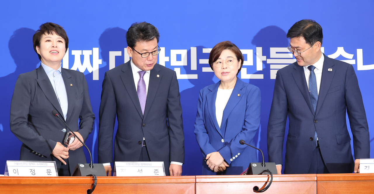 진성준 더불어민주당, 김정재 국민의힘 정책위의장이 7일 국회에서 회동하고 있다. 왼쪽부터 김은혜 국민의힘 원내정책수석부대표, 진 의장, 김 의장, 이정문 민주당 이정문 정책위 수석부의장. [연합]