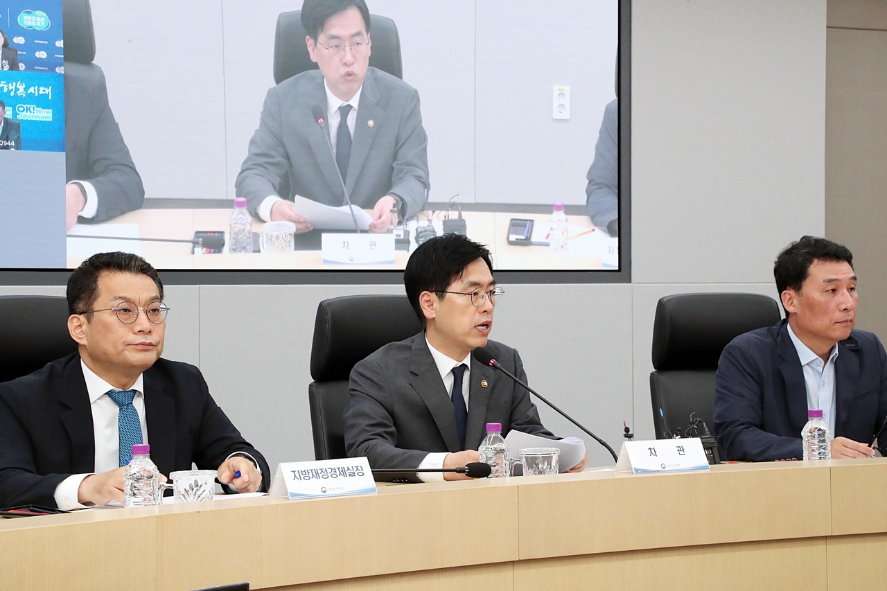 김민재 행정안전부 장관 직무대행이 7일 정부세종청사 중앙동 영상회의실에서 열린 ‘민생회복 토토사이트 크롤링 집행계획 관련 시·도 부단체장 회의’에서 모두발언을 하고 있다.[연합]