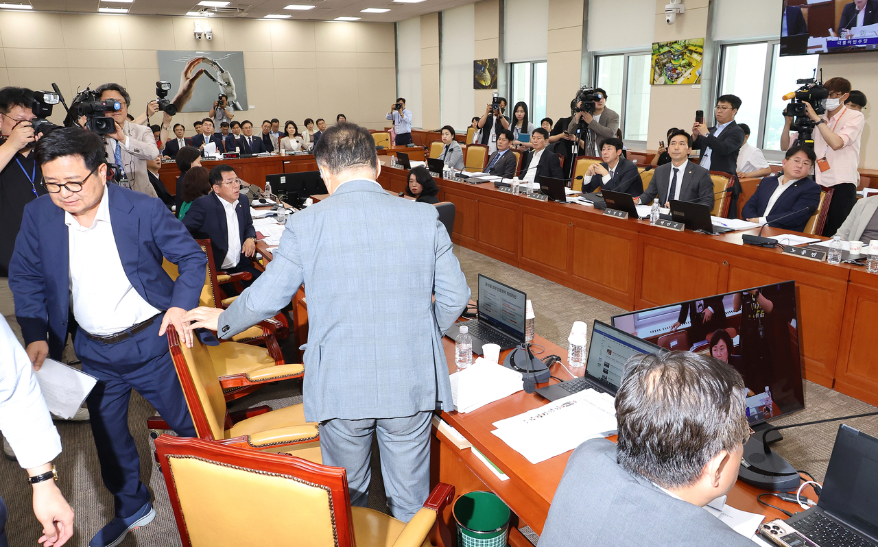 7일 국회에서 열린 과학기술정보토토사이트 벤틀리통신위원회 전체회의에서 여야 의원들이 토토사이트 벤틀리3법과 관련한 의사진행 발언이 오가던 중 국민의힘 의원들이 의사진행에 항의하며 퇴장하고 있다. [연합]