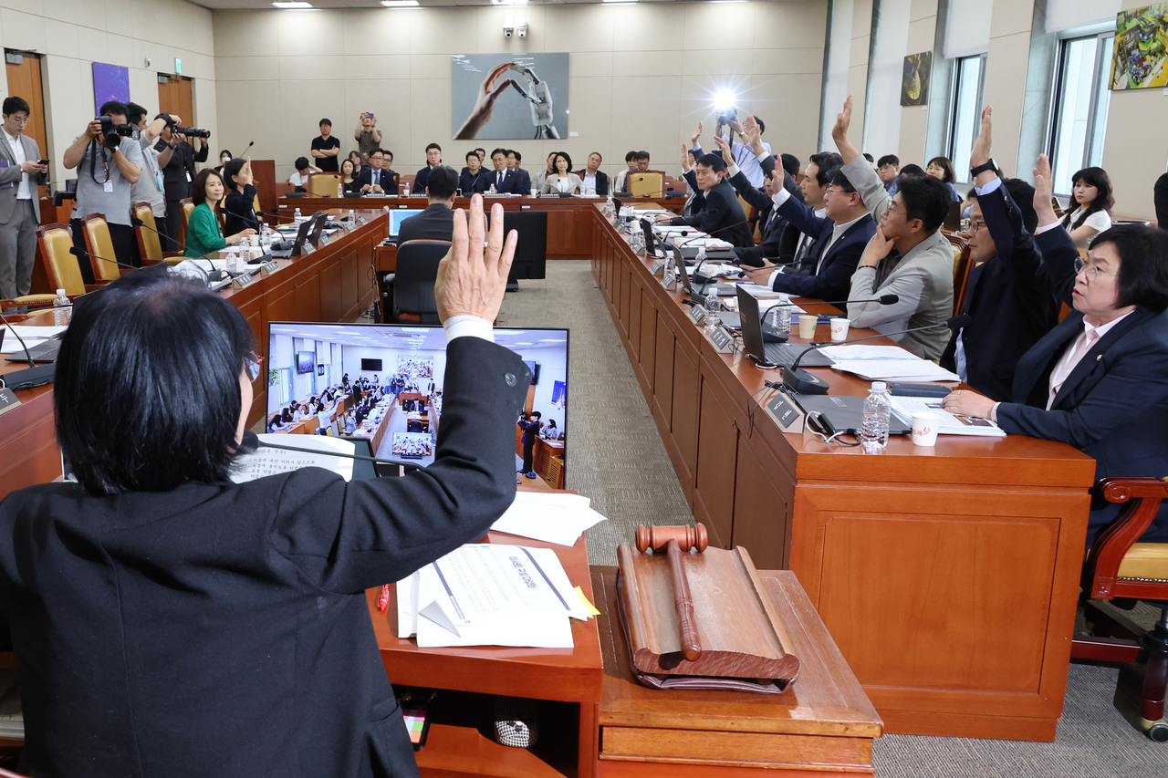 7일 국회 과학기술정보토토사이트 가입하면통신위원회 전체회의에서 여당 위원들이 공영토토사이트 가입하면 지배구조 개편을 골자로 하는 이른바 ‘토토사이트 가입하면3법’에 대해 찬성 표결하고 있다. [연합]