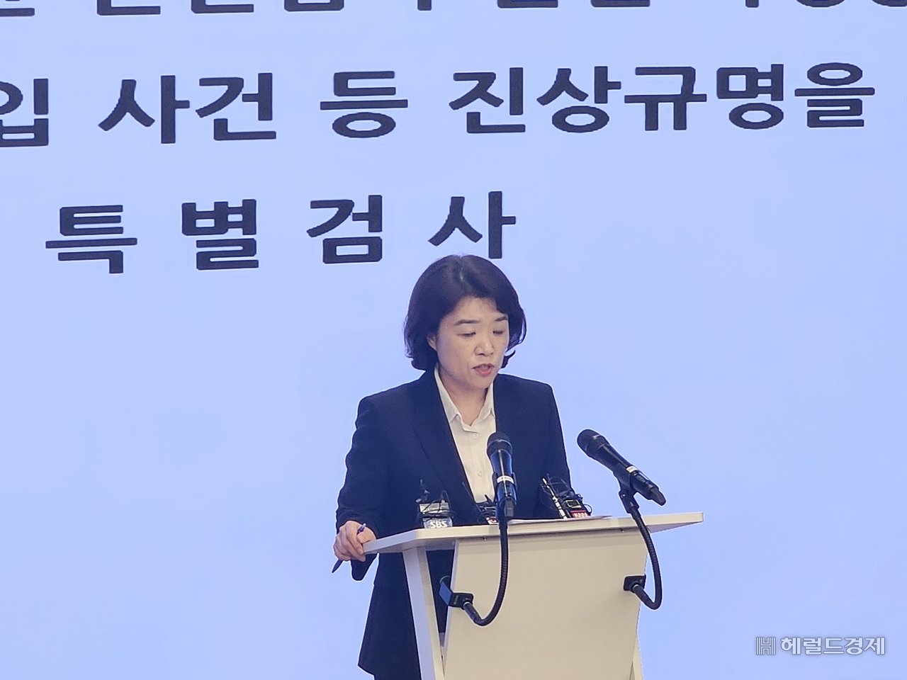 민중기 특별검사팀 소속 오정희 특별검사보가 8일 오후 서울 종로구 KT광화문빌딩 웨스트에서 열린 정례 브리핑에서 프랑스 토토사이트 경위에 대해 설명하고 있다. 이용경 기자
