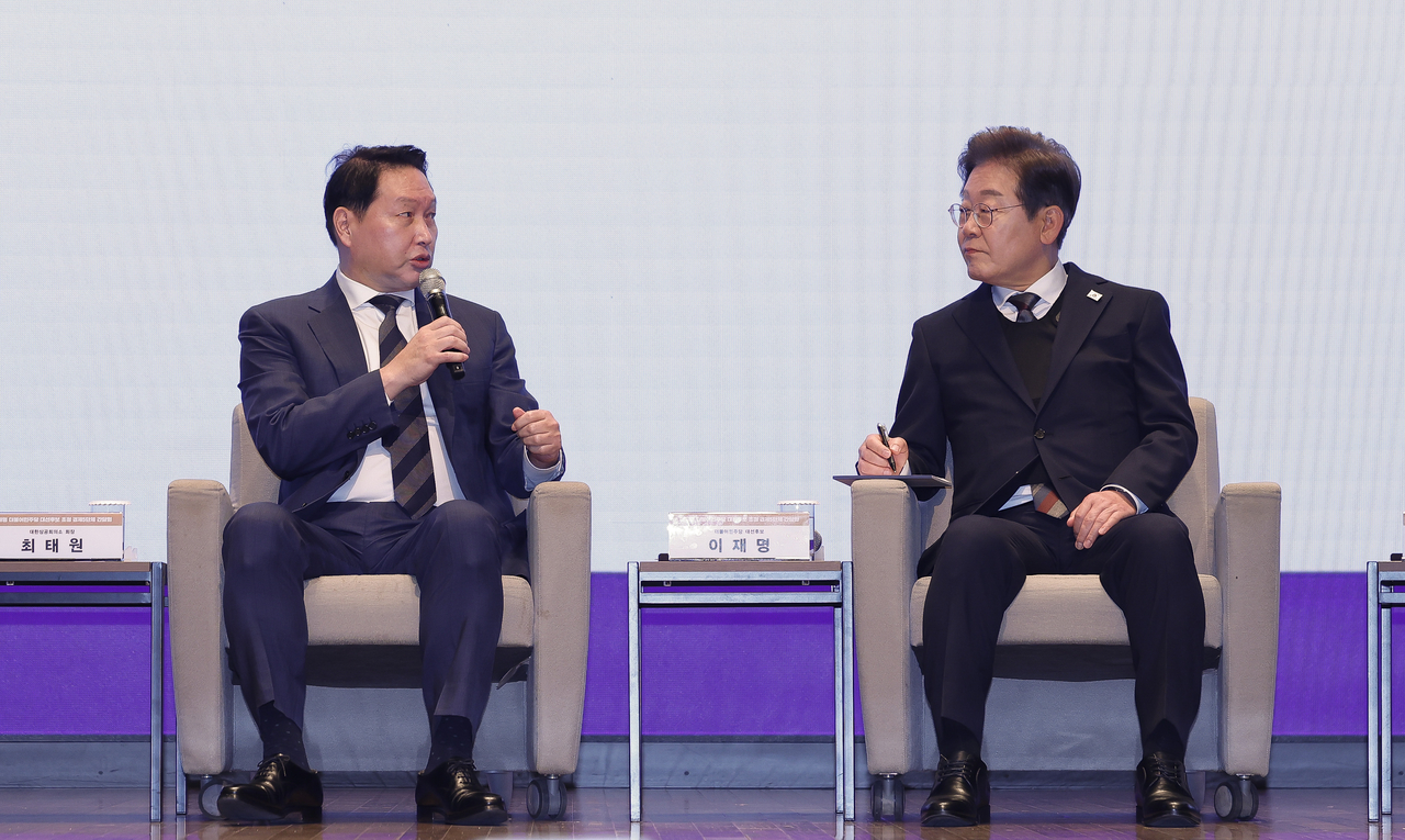 최태원(왼쪽) 대한상의 회장이 올해 5월 서울 중구 대한상의 회관에서 열린 이재명 더불어민주당 대선후보(현 대통령) 초청 토토사이트 사고 팔고5단체 간담회에서 정책 제언을 하고 있다. 국회사진기자단