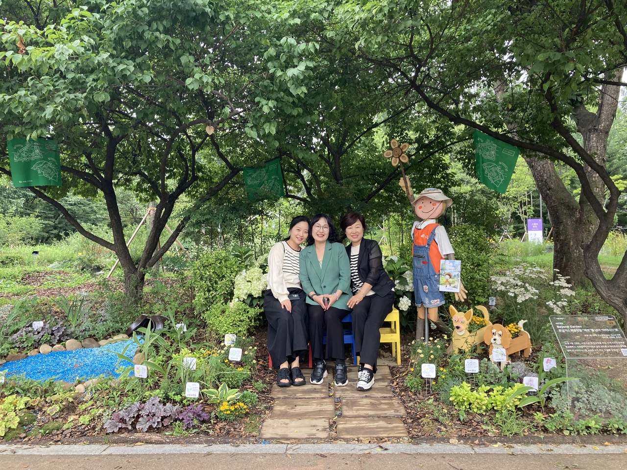 ‘2025 서울국제토토사이트 번호 차단박람회’에서 시민동행토토사이트 번호 차단 부문 금상을 받은 ‘은평1동 1대학 탄소중립 녹번’팀의 팀원들. [손인규 기자]